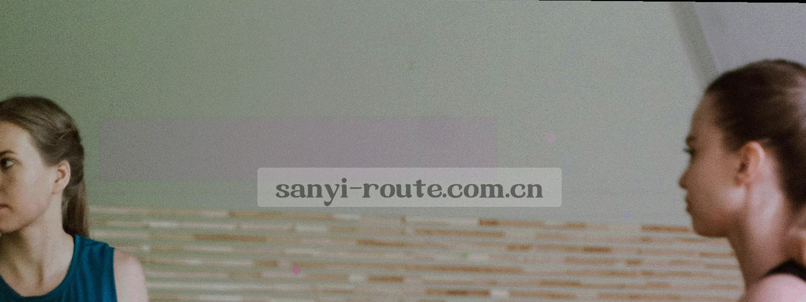 多条荧光绿运动轨迹在深色空间汇聚到一点