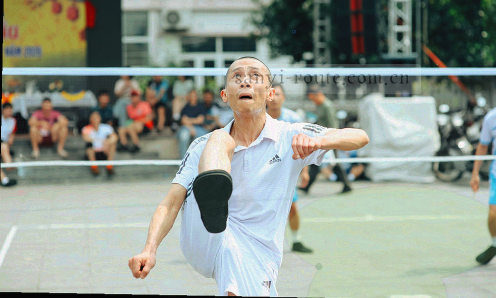 抽象的城市路网线条图形，冷色调，线条交汇处有亮点